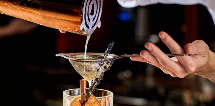 lobby-bar_drink-hand_5904