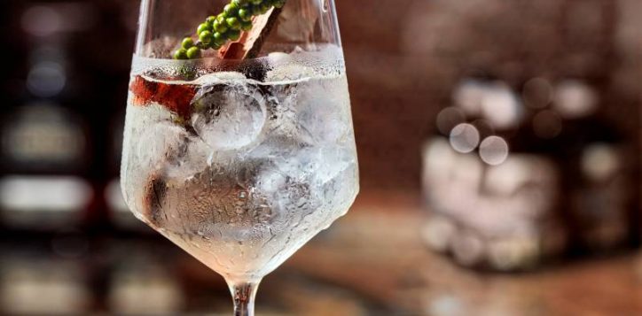 lobby-bar_white-drink_5933