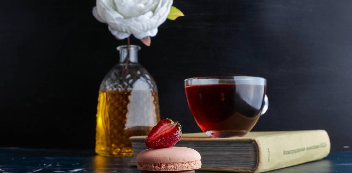 cup-tea-with-pink-macaron-2