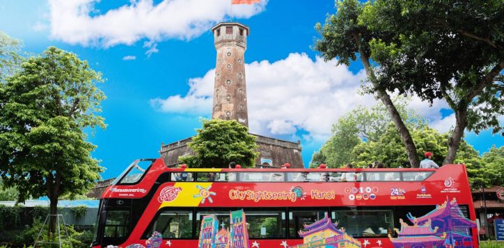 tranh-thu-troi-chua-nang-gat-di-bus-hai-tang-ngam-mot-vong-ha-noi-1619166093-2-2