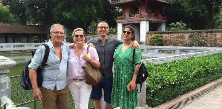 foreign-tourists-in-temple-2