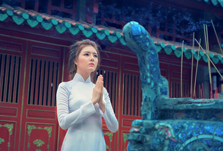 women-incense-offering-2