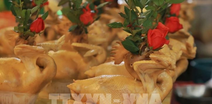 151521-nguoi-dan-thu-do-tat-bat-sam-le-cung-ram-thang-gieng-2