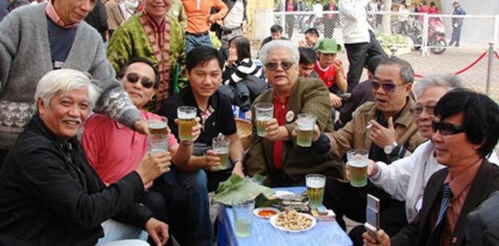 people-cheering-with-hanoi-fresh-beer-2