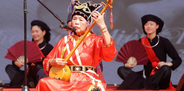vietnamese-woman-performing-hat-then-2