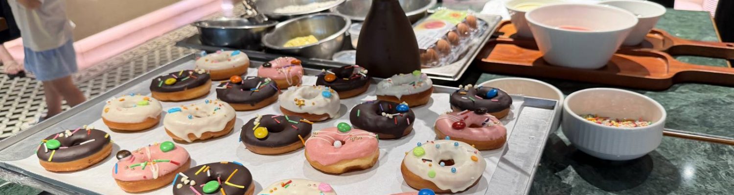 lop-hoc-lam-banh-donut-va-banh-cupcake-hanh-trinh-sang-tao-ngot-ngao-cua-cac-dau-bep-nhi