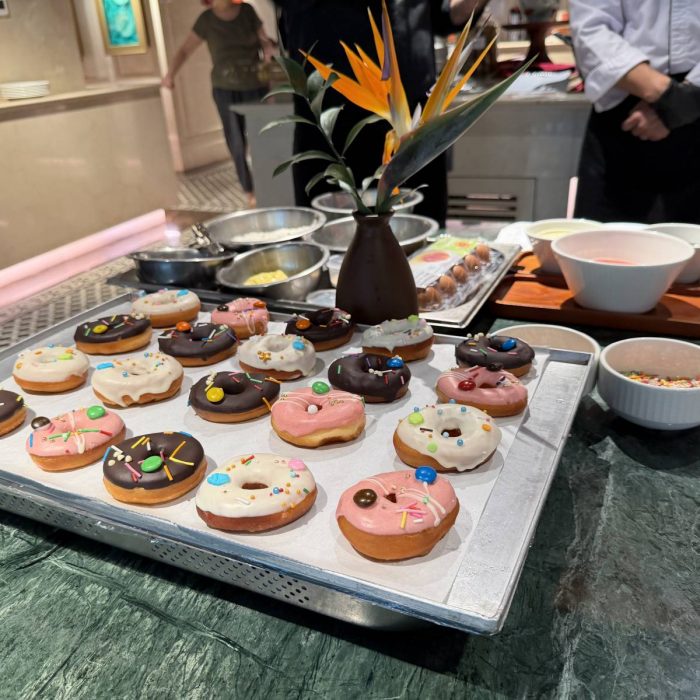 lop-hoc-lam-banh-donut-va-banh-cupcake-hanh-trinh-sang-tao-ngot-ngao-cua-cac-dau-bep-nhi